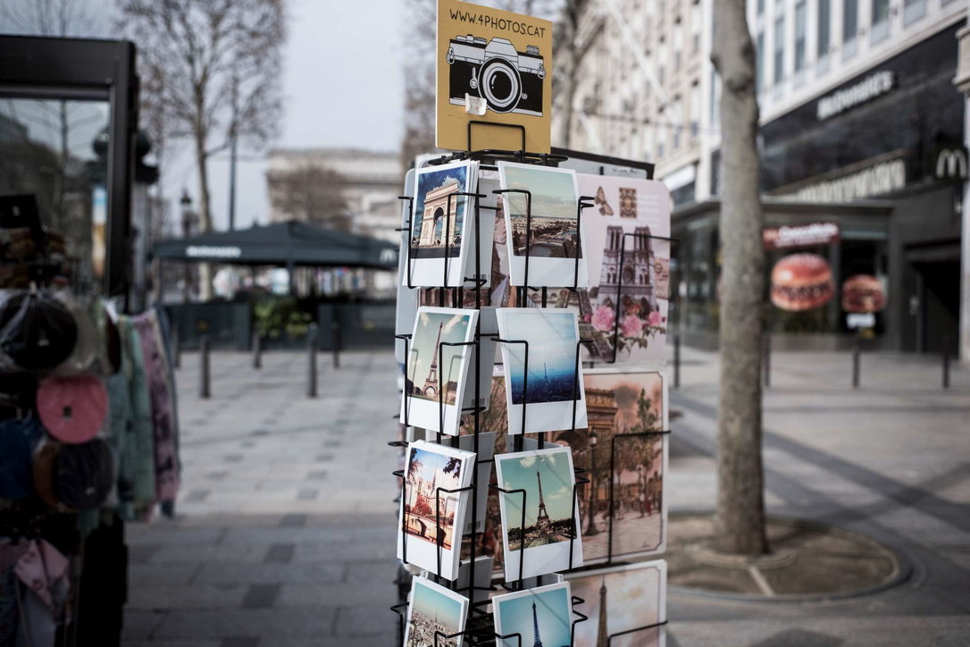 Coronavirus, Francia: 100.000 agenti per monitorare rispetto misure, Parigi deserta