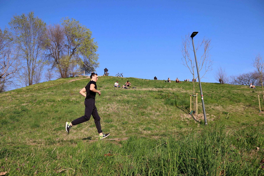 Coronavirus, a Milano montagnetta di San Siro e Martesana affollati nonostante i divieti