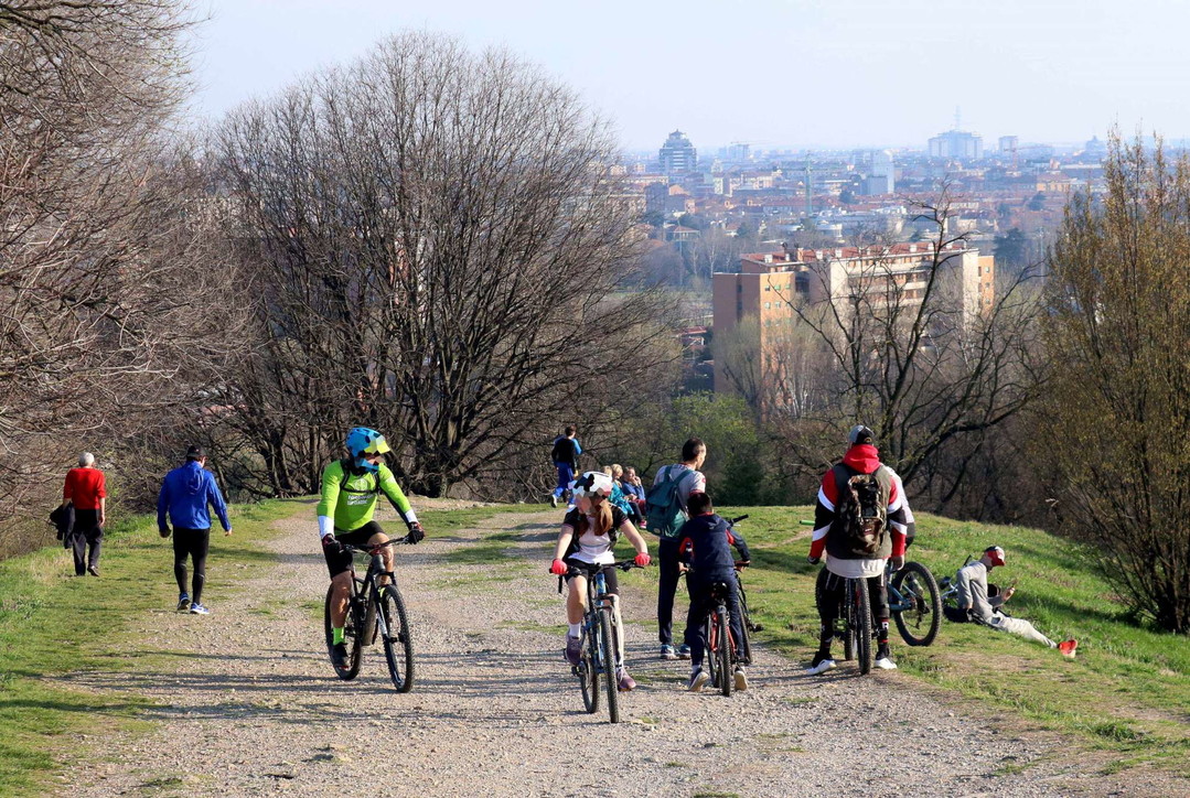 Coronavirus, a Milano montagnetta di San Siro e Martesana affollati nonostante i divieti