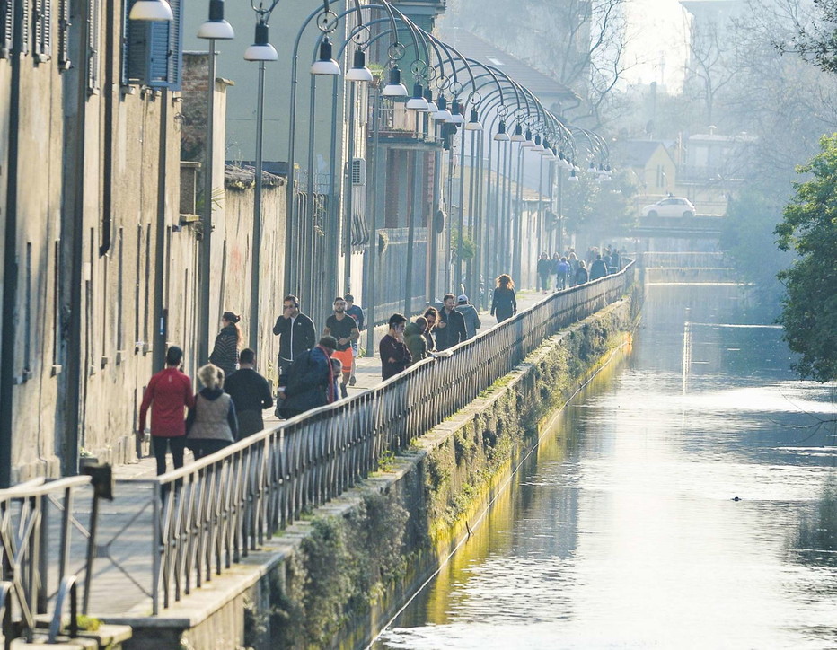 Coronavirus, a Milano montagnetta di San Siro e Martesana affollati nonostante i divieti