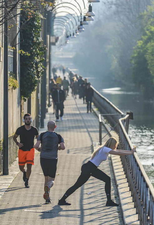 Coronavirus, a Milano montagnetta di San Siro e Martesana affollati nonostante i divieti