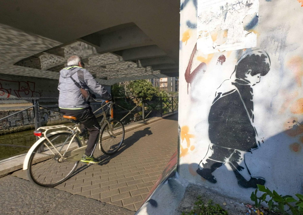 Coronavirus, a Milano montagnetta di San Siro e Martesana affollati nonostante i divieti