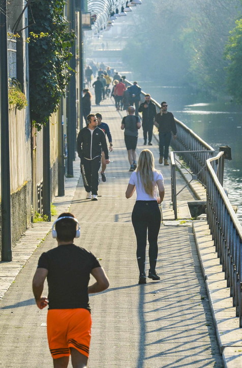 Coronavirus, a Milano montagnetta di San Siro e Martesana affollati nonostante i divieti