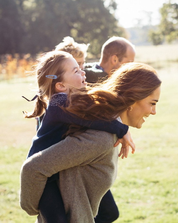 Kate Middleton, la foto con Charlotte sulle spalle e il messaggio alle mamme