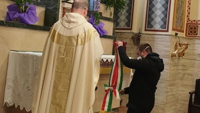 Coronavirus, il sindaco di Giulianova consegna la fascia alla Madonna della città: denunciato