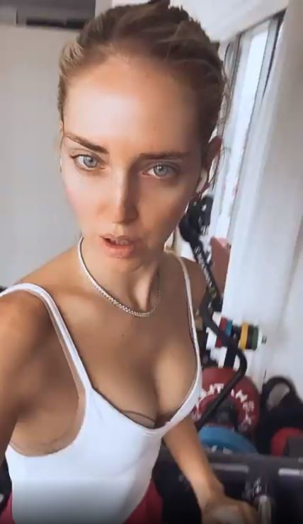 Chiara Ferragni si allena e fa ballare… il décolleté