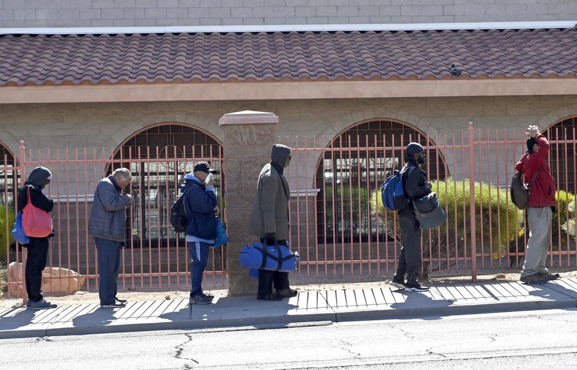 Coronavirus, senzatetto sistemati in un parcheggio a Las Vegas: è polemica