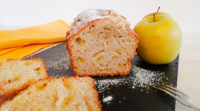 Plum cake mele e cannella, comfort food del week end