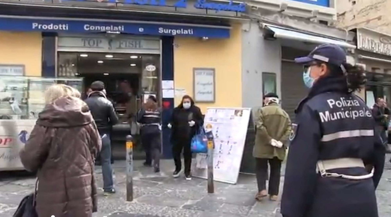 Coronavirus, a Napoli ancora folla in alcuni quartieri popolari