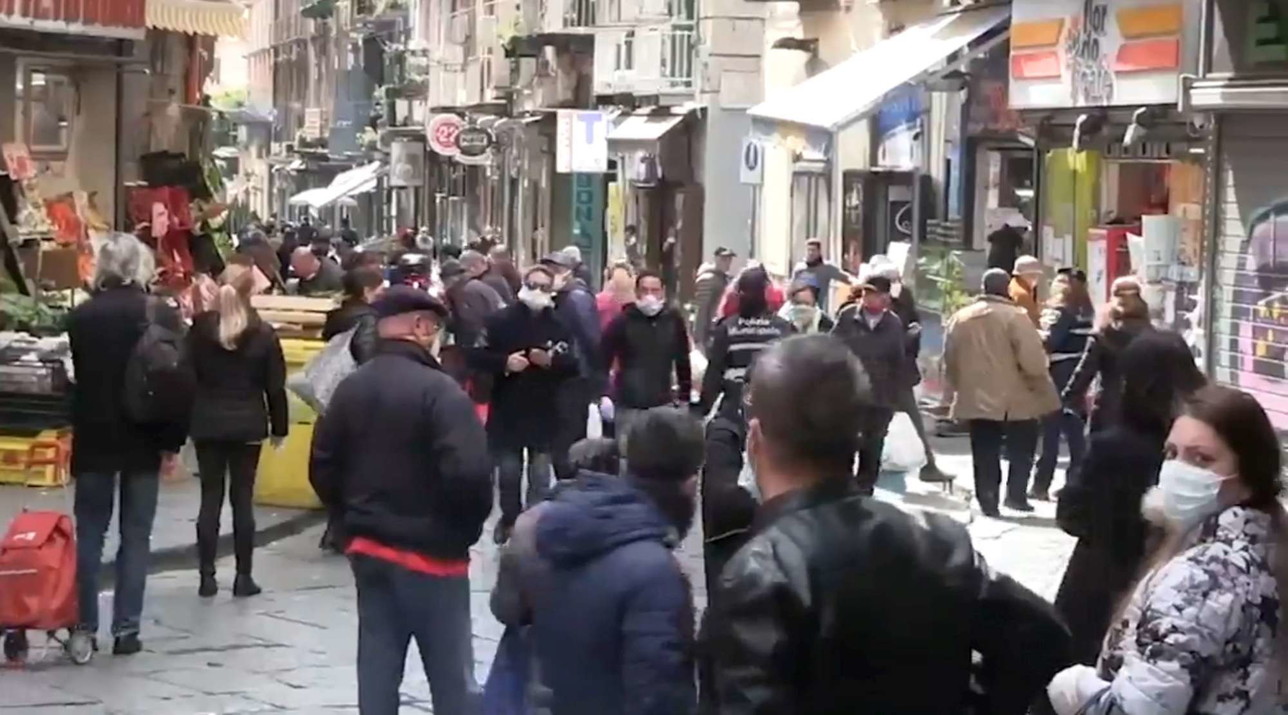 Coronavirus, a Napoli ancora folla in alcuni quartieri popolari