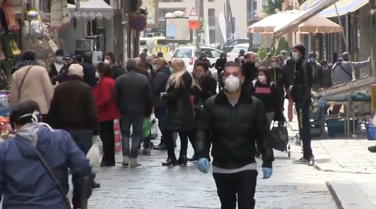 Coronavirus, a Napoli ancora folla in alcuni quartieri popolari