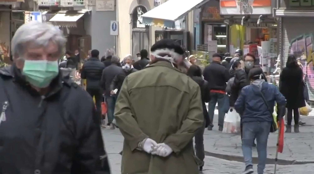 Coronavirus, a Napoli ancora folla in alcuni quartieri popolari