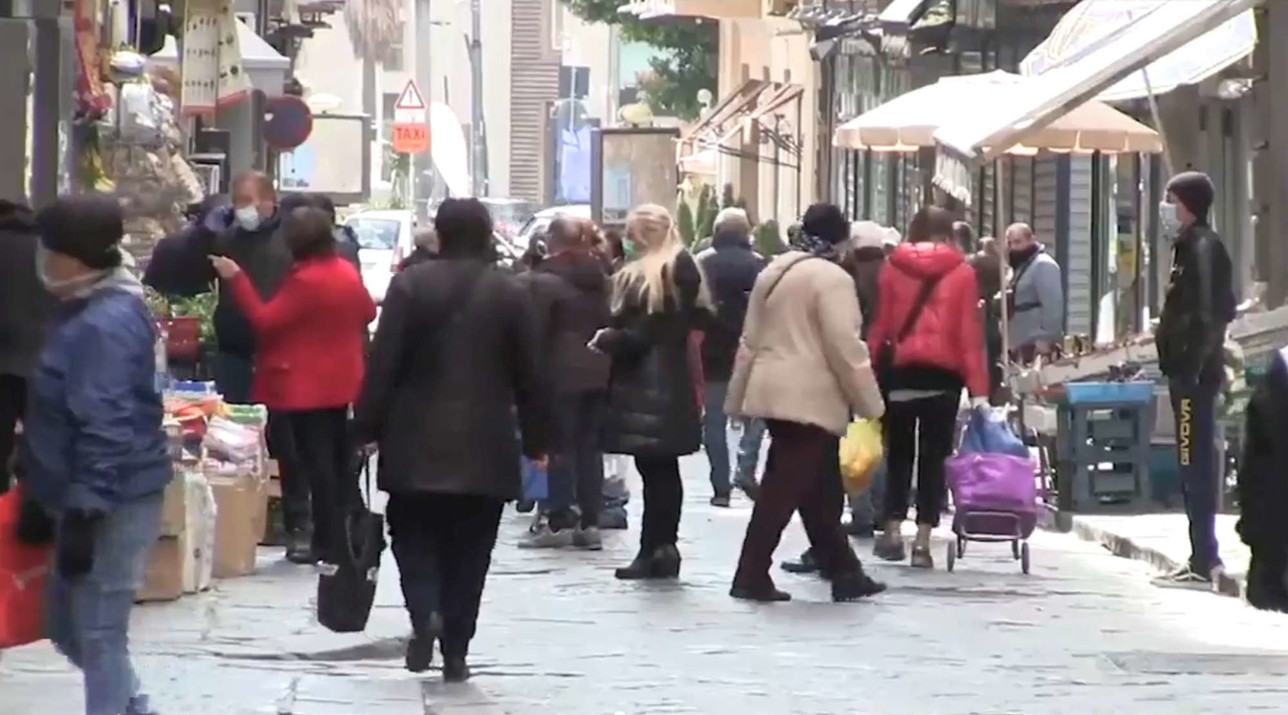 Coronavirus, a Napoli ancora folla in alcuni quartieri popolari