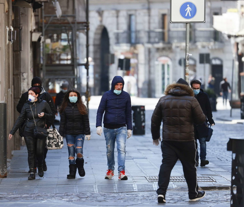 Coronavirus, a Napoli ancora folla in alcuni quartieri popolari
