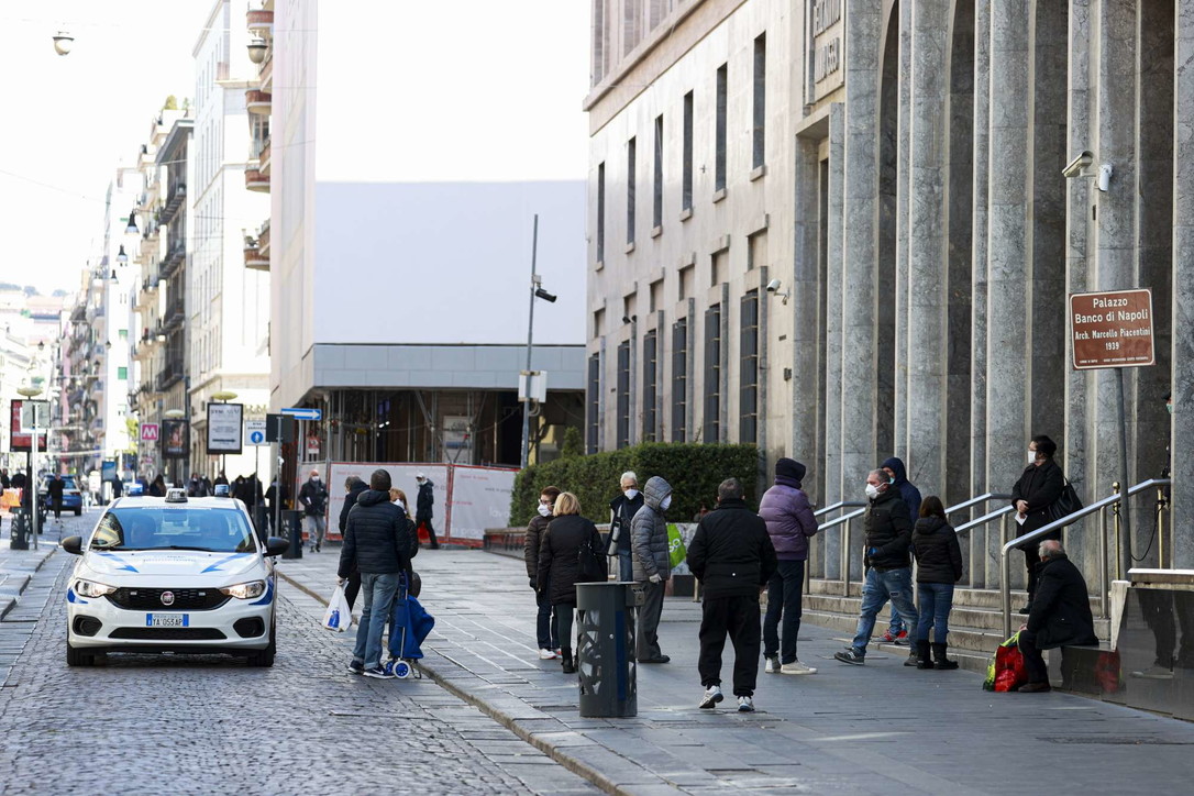 Coronavirus, a Napoli ancora folla in alcuni quartieri popolari