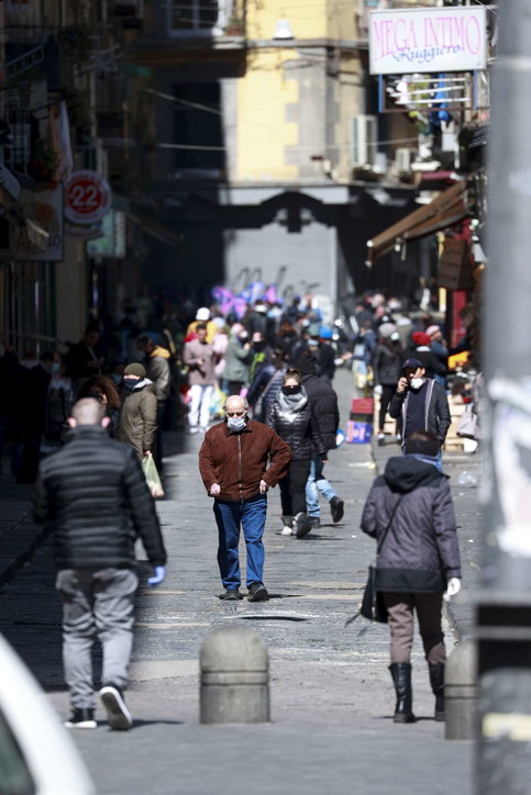 Coronavirus, a Napoli ancora folla in alcuni quartieri popolari
