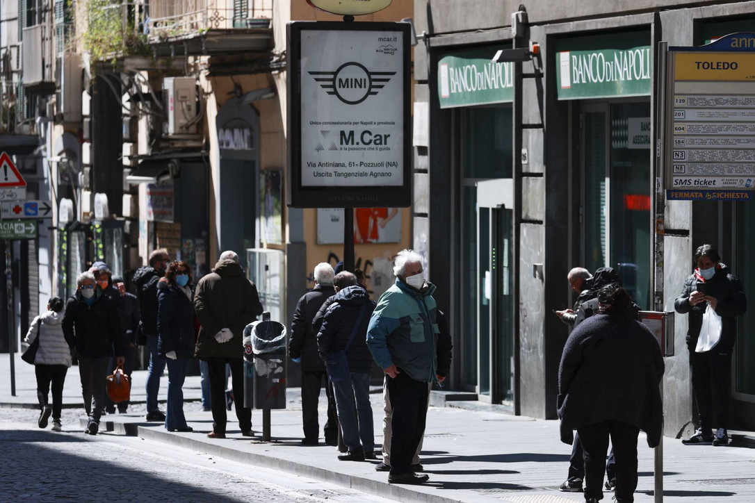 Coronavirus, a Napoli ancora folla in alcuni quartieri popolari
