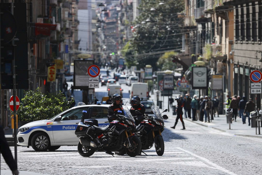 Coronavirus, a Napoli ancora folla in alcuni quartieri popolari
