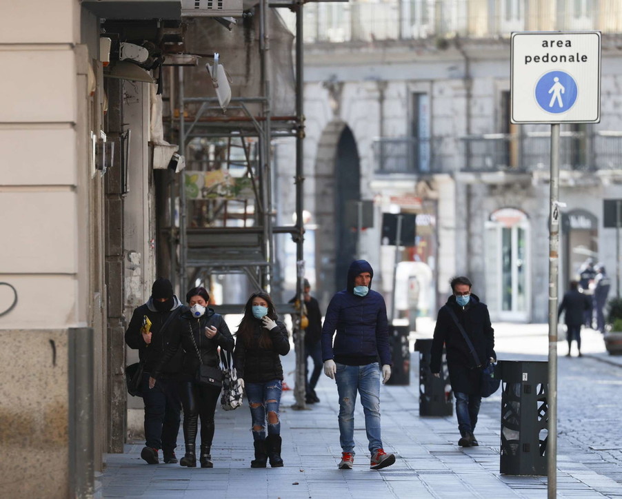 Coronavirus, a Napoli ancora folla in alcuni quartieri popolari
