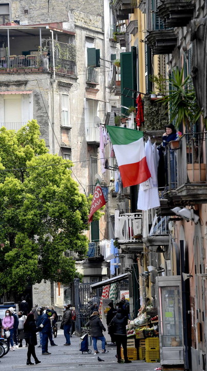 Coronavirus, a Napoli ancora folla in alcuni quartieri popolari
