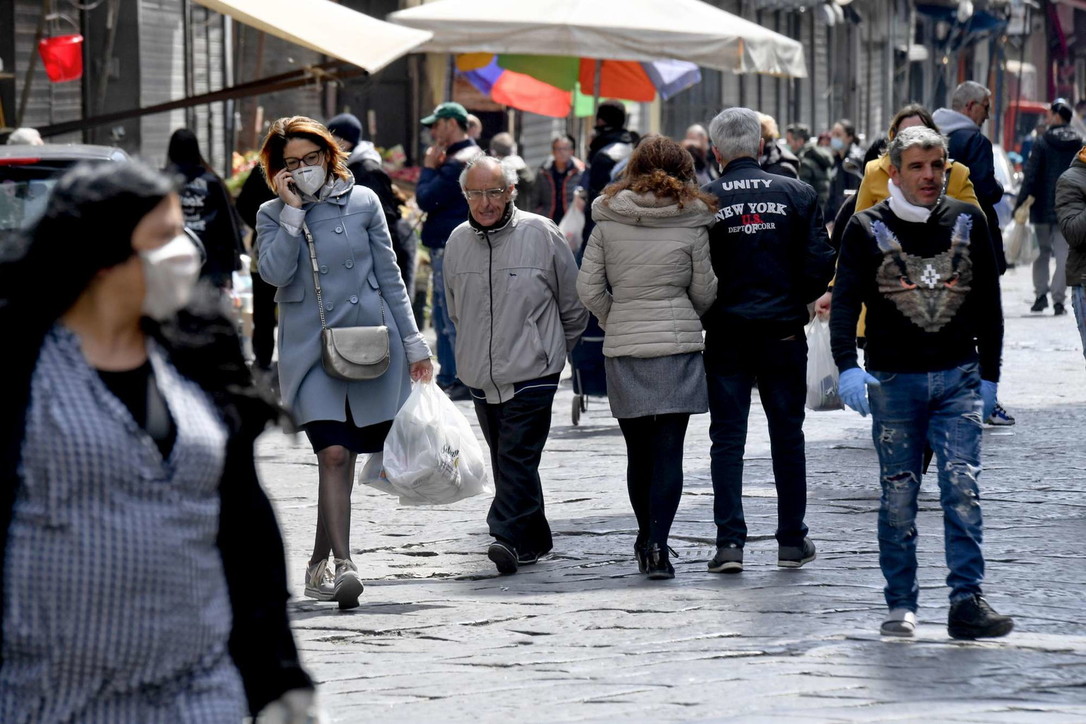 Coronavirus, a Napoli ancora folla in alcuni quartieri popolari