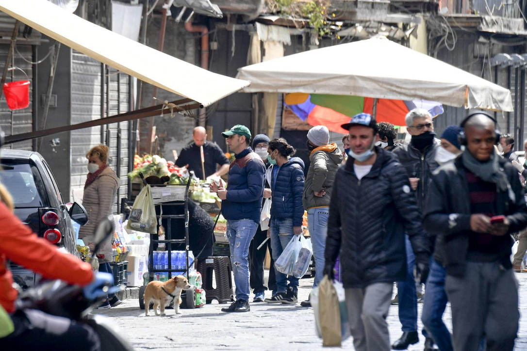 Coronavirus, a Napoli ancora folla in alcuni quartieri popolari