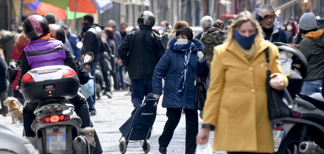 Coronavirus, a Napoli ancora folla in alcuni quartieri popolari