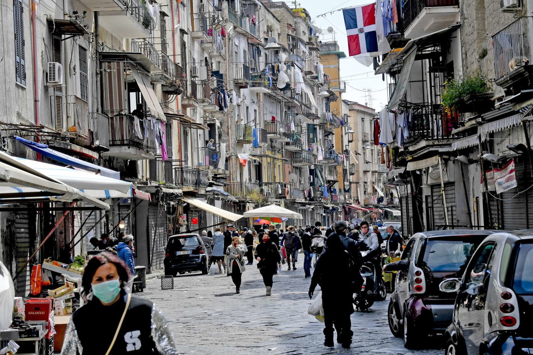 Coronavirus, a Napoli ancora folla in alcuni quartieri popolari