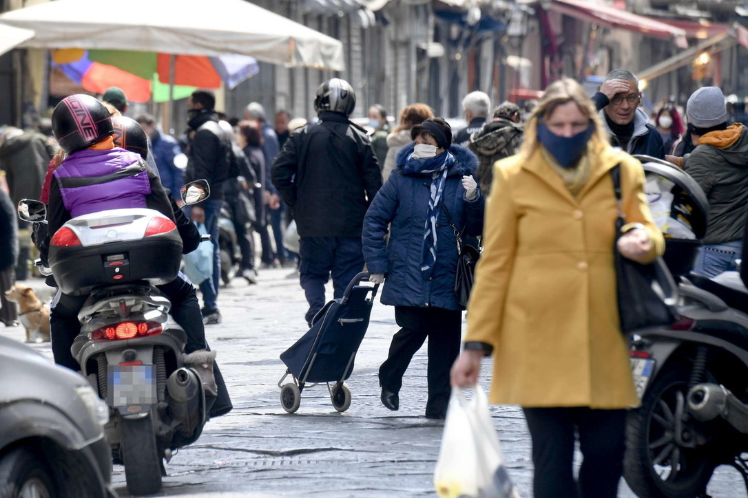 Coronavirus, a Napoli ancora folla in alcuni quartieri popolari