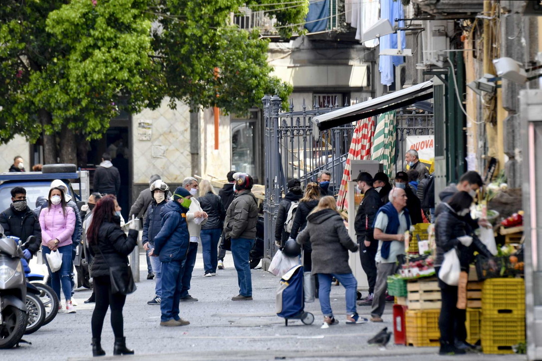 Coronavirus, a Napoli ancora folla in alcuni quartieri popolari