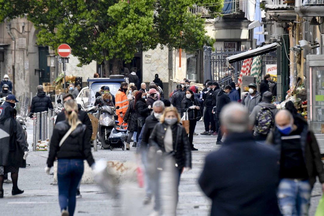 Coronavirus, a Napoli ancora folla in alcuni quartieri popolari