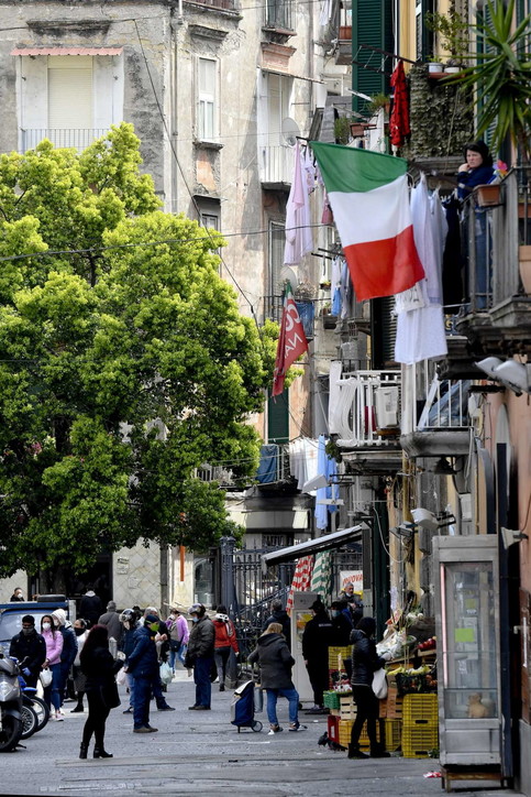 Coronavirus, a Napoli ancora folla in alcuni quartieri popolari