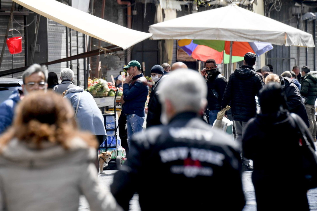 Coronavirus, a Napoli ancora folla in alcuni quartieri popolari