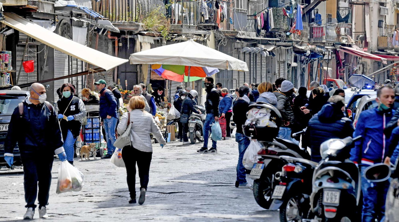 Coronavirus, a Napoli ancora folla in alcuni quartieri popolari