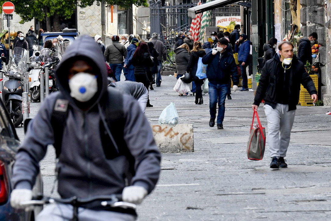 Coronavirus, a Napoli ancora folla in alcuni quartieri popolari