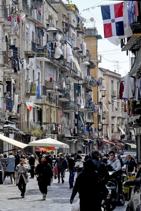 Coronavirus, a Napoli ancora folla in alcuni quartieri popolari