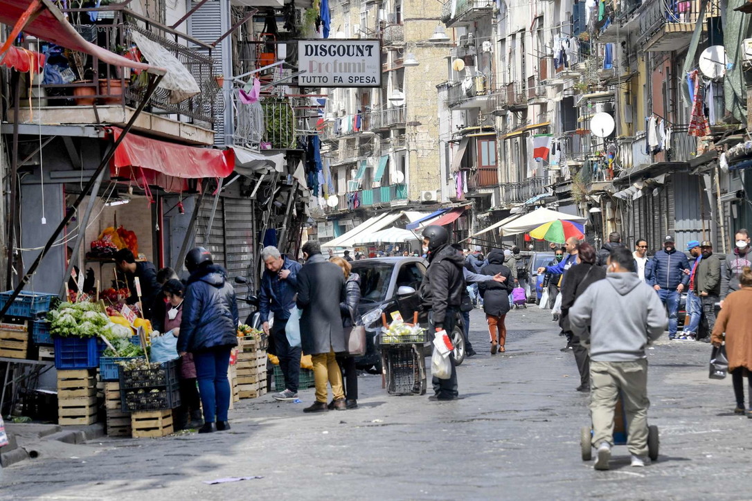 Coronavirus, a Napoli ancora folla in alcuni quartieri popolari