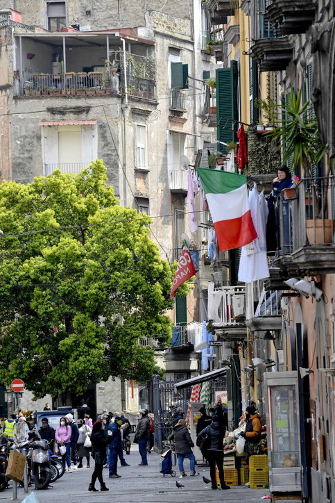 Coronavirus, a Napoli ancora folla in alcuni quartieri popolari