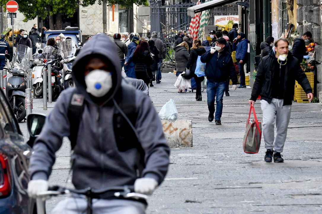 Coronavirus, a Napoli ancora folla in alcuni quartieri popolari