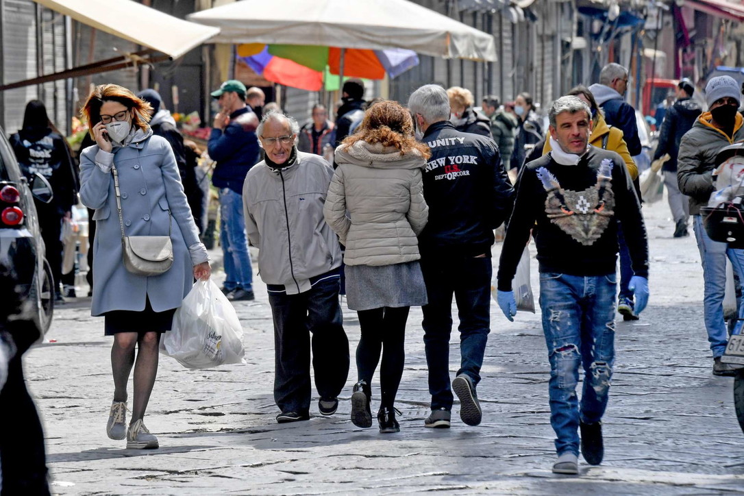 Coronavirus, a Napoli ancora folla in alcuni quartieri popolari