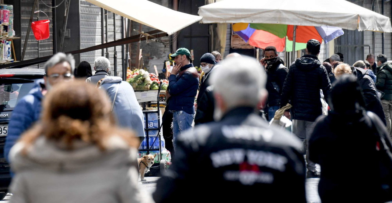 Coronavirus, a Napoli ancora folla in alcuni quartieri popolari