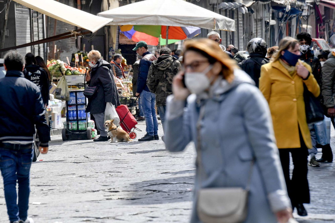 Coronavirus, a Napoli ancora folla in alcuni quartieri popolari