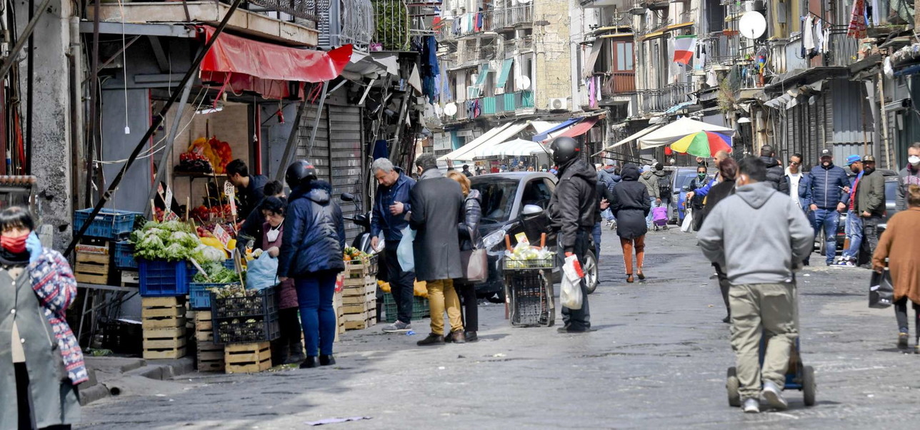 Coronavirus, a Napoli ancora folla in alcuni quartieri popolari
