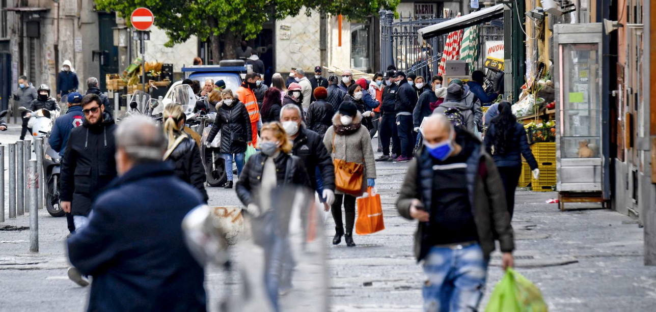 Coronavirus, a Napoli ancora folla in alcuni quartieri popolari