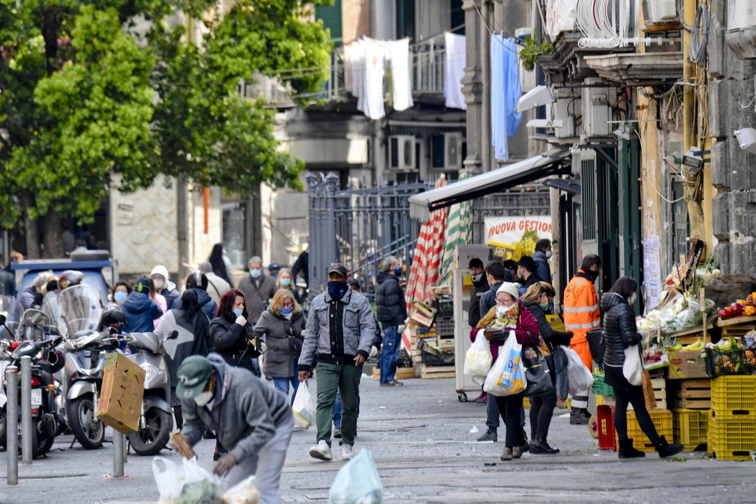 Coronavirus, a Napoli ancora folla in alcuni quartieri popolari