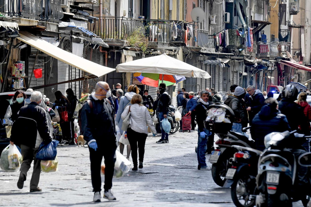 Coronavirus, a Napoli ancora folla in alcuni quartieri popolari