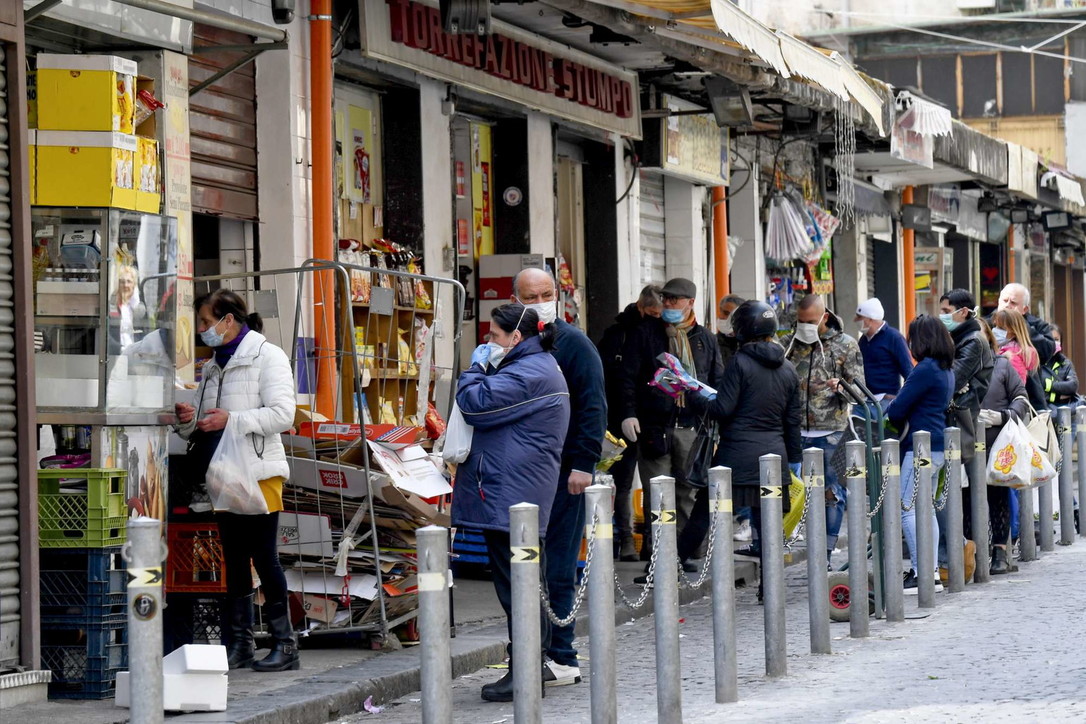 Coronavirus, a Napoli ancora folla in alcuni quartieri popolari