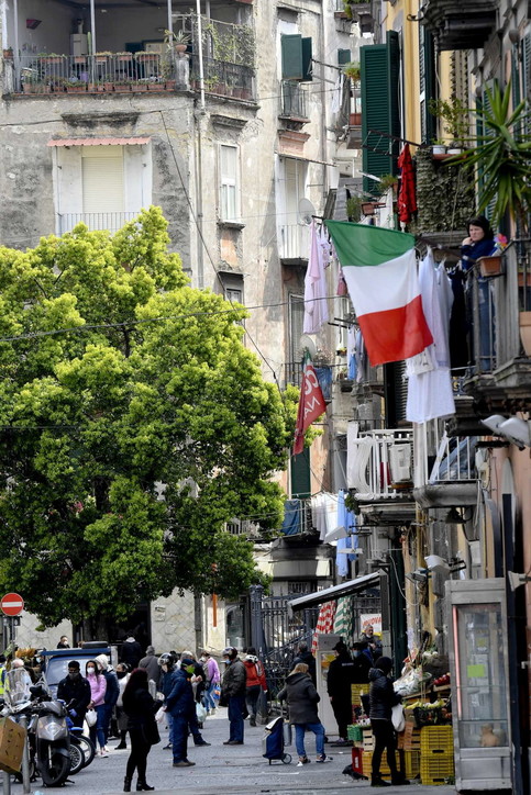 Coronavirus, a Napoli ancora folla in alcuni quartieri popolari