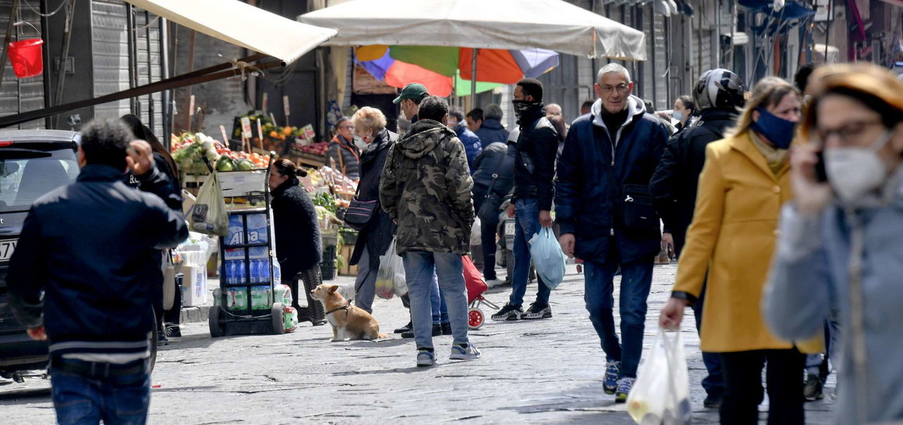 Coronavirus, a Napoli ancora folla in alcuni quartieri popolari