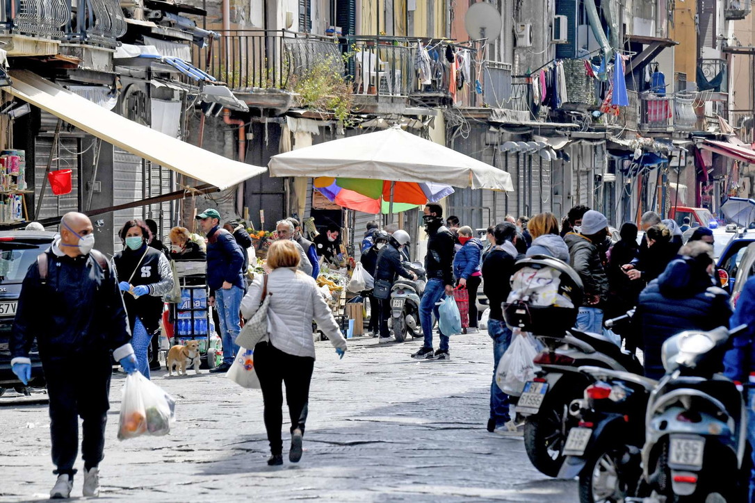 Coronavirus, a Napoli ancora folla in alcuni quartieri popolari